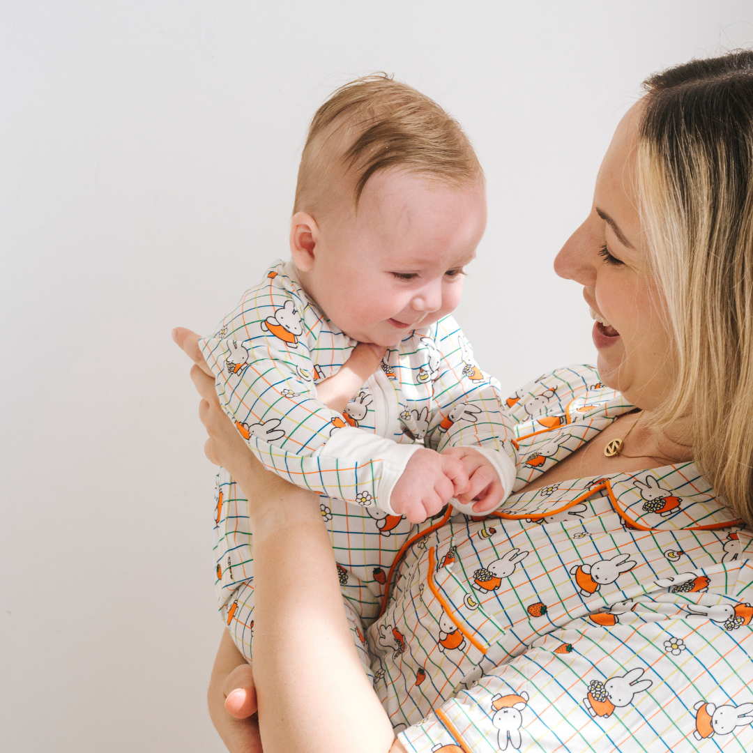 Baby im ZIPSTER x Miffy Baby-Strampler „Checkered Bloom“ aus Bambus