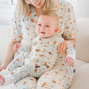 Bébé portant le ZIPSTER x Miffy Grenouillère en bambou à carreaux « Bloom »