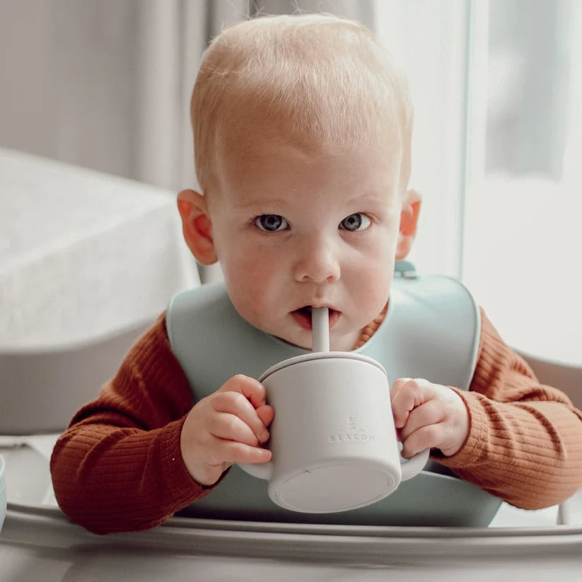 Silikonbecher mit Griffen und Strohhalm