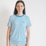 Mujer con la camiseta de lactancia a rayas Miffy con cremalleras ocultas para dar el pecho
