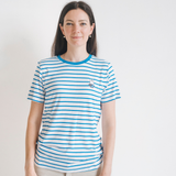 Mujer con la camiseta de lactancia a rayas Miffy con cremalleras ocultas para dar el pecho