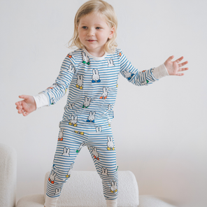 Niño con el conjunto de pijama de bambú «Peek-a-Boo Blue» de la colección infantil Miffy