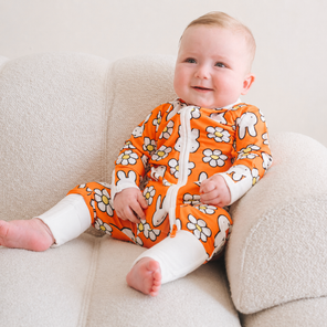 Bébé porté dans le ZIPSTER x Miffy Daisy Days en bambou