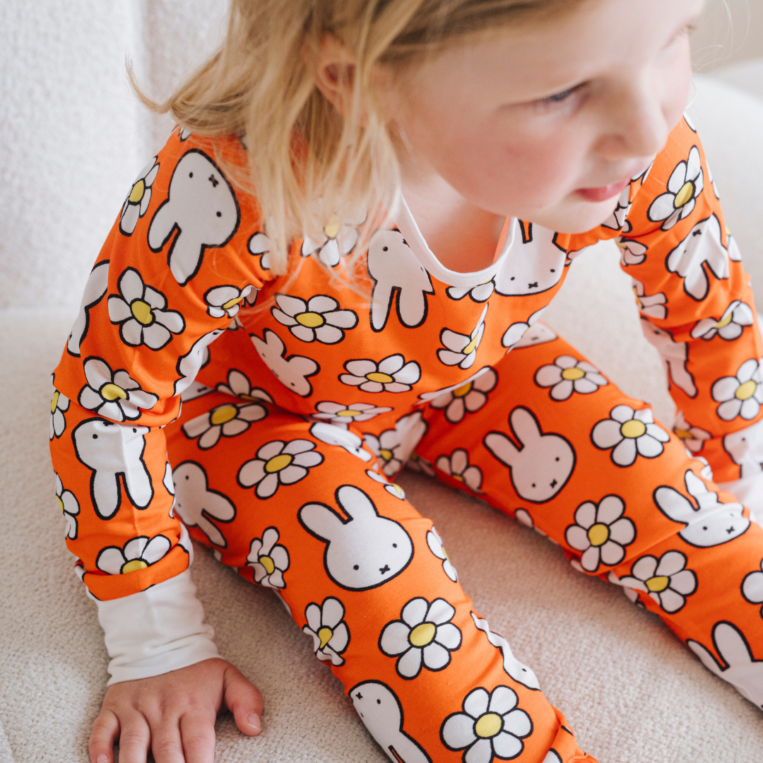 Kind dat de nijntje Daisy Days-pyjamaset van bamboe voor kinderen draagt
