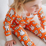 Kind dat de nijntje Daisy Days-pyjamaset van bamboe voor kinderen draagt