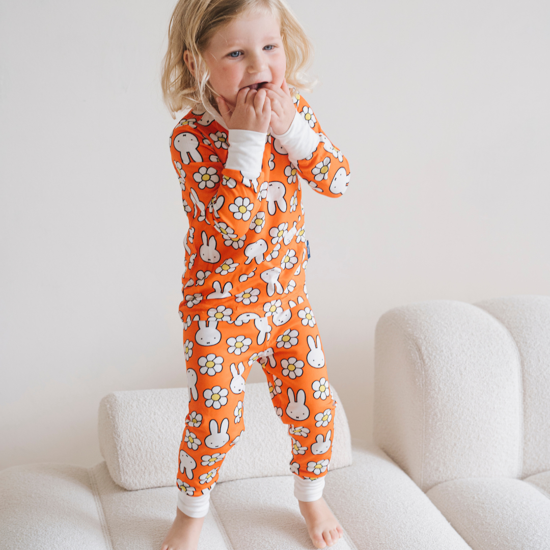 Kind dat de nijntje Daisy Days-pyjamaset van bamboe voor kinderen draagt