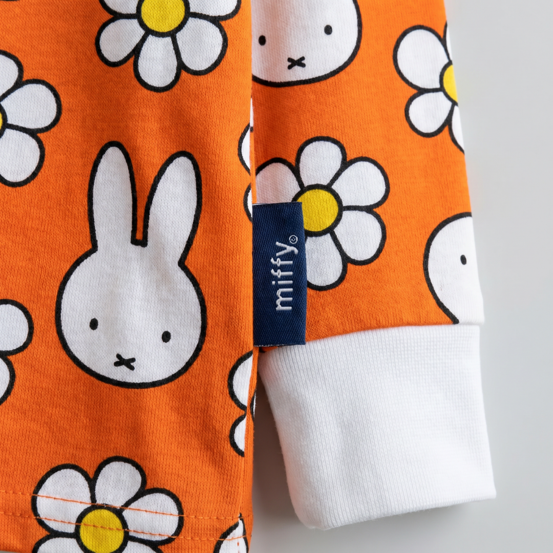 Kind dat de nijntje Daisy Days-pyjamaset van bamboe voor kinderen draagt