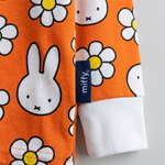 Kind dat de nijntje Daisy Days-pyjamaset van bamboe voor kinderen draagt
