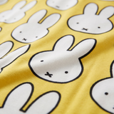 Primer plano del suave tejido de bambú del conjunto de pijama infantil Miffy «Hello Yellow» de bambú