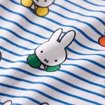Primo piano sul morbido tessuto di bambù del completo pigiama per bambini Miffy Peek-a-Boo Blue in bambù