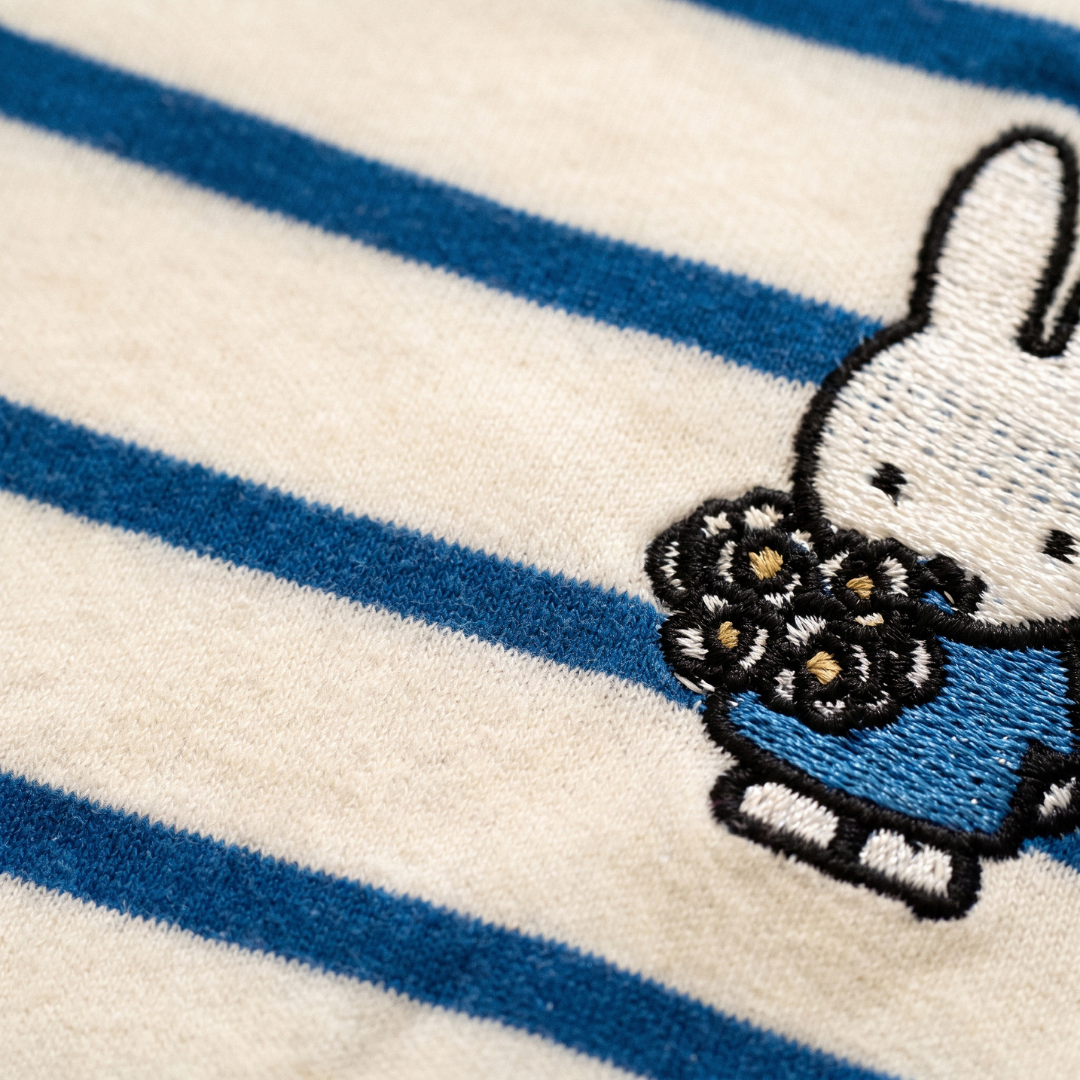 Detalle de diseño de la camiseta de lactancia a rayas Miffy con cremalleras ocultas para la lactancia