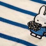 Detalle de diseño de la camiseta de lactancia a rayas Miffy con cremalleras ocultas para la lactancia