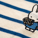 Detalle de diseño de la camiseta de lactancia a rayas Miffy con cremalleras ocultas para la lactancia