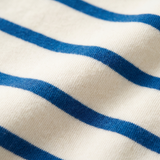 Primer plano del suave tejido de bambú de la camiseta de lactancia a rayas Miffy con cremalleras ocultas para la lactancia