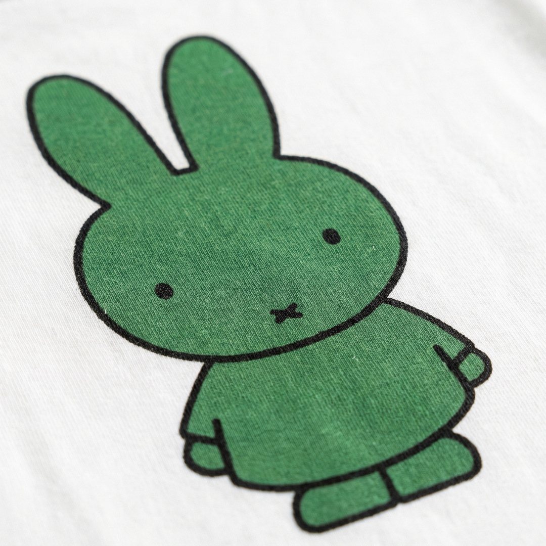 Dettaglio del design della maglietta bianca Miffy con stampa verde Miffy