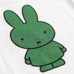 Dettaglio del design della maglietta bianca Miffy con stampa verde Miffy