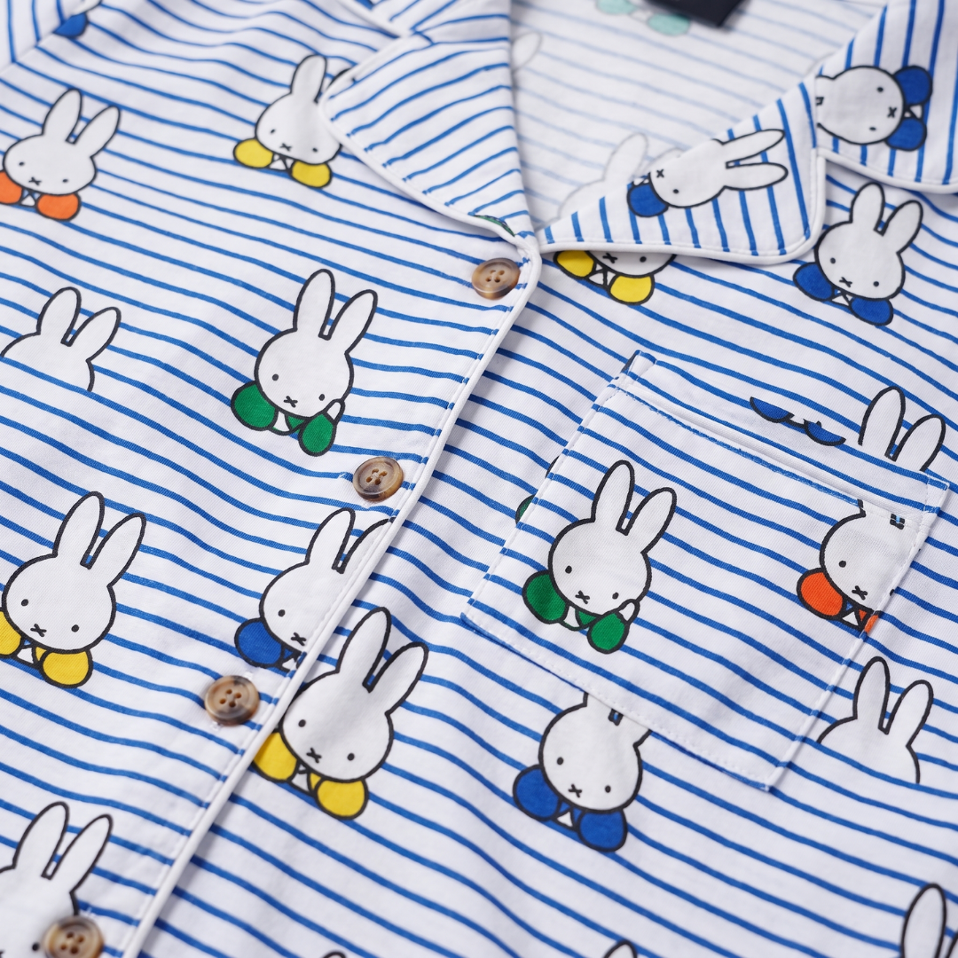 Design-Detail des Herren-Pyjama-Sets Miffy „Peek-a-Boo Blue“ aus Bambus