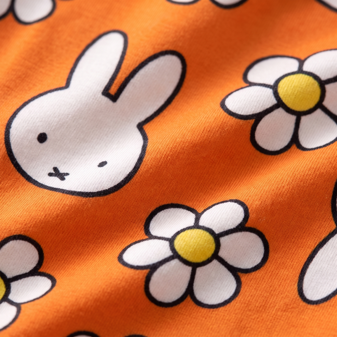 Primer plano del suave tejido de bambú del ZIPSTER x Miffy Daisy Days, un pelele de bambú