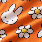 Close-up van de zachte bamboestof van de nijntje Daisy Days-bamboe-pyjamaset voor kinderen